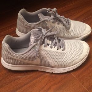 White Nike Flex Experience RN 5